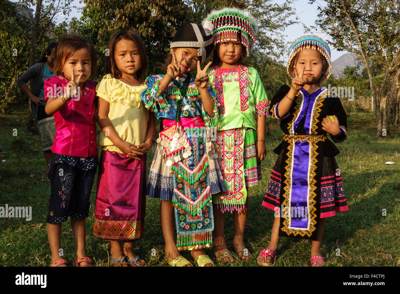 Laos, Vang Vieng. Ragazze Hmong in abbigliamento tradizionale per il nuovo anno. Foto Stock