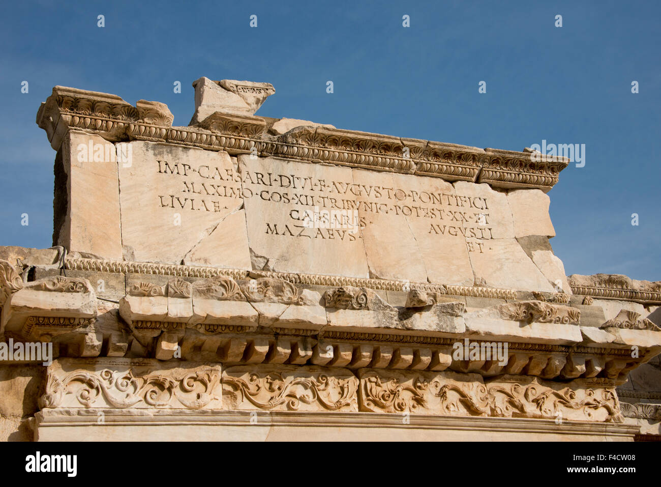 La Turchia, Kusadasi, Efeso. Antiche rovine con marmo scolpito l'iscrizione. (Grandi dimensioni formato disponibile) Foto Stock