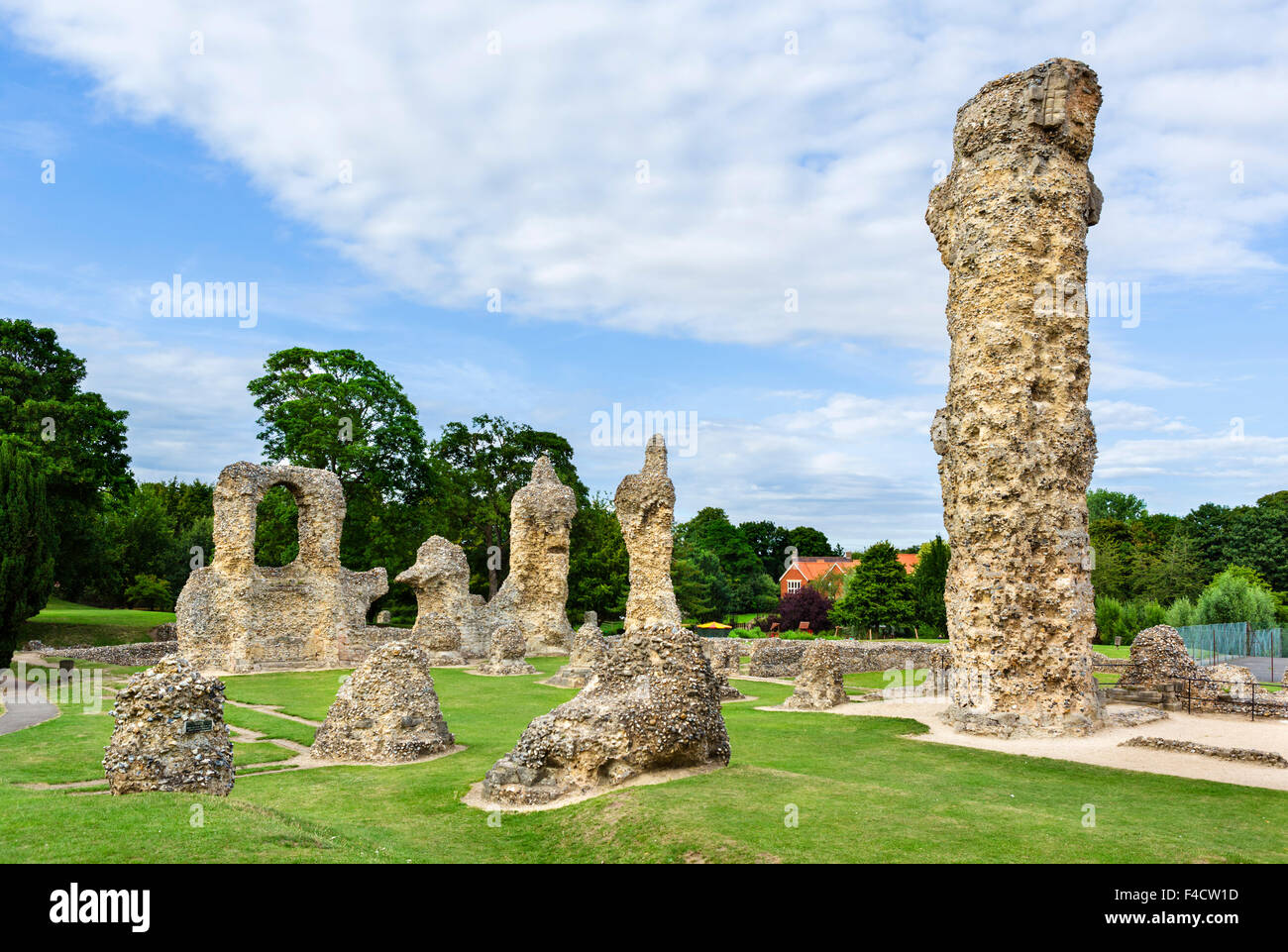 Le rovine dell'Abbazia di St Edmund, Abbey Gardens, Bury St Edmunds, Suffolk, Inghilterra, Regno Unito Foto Stock