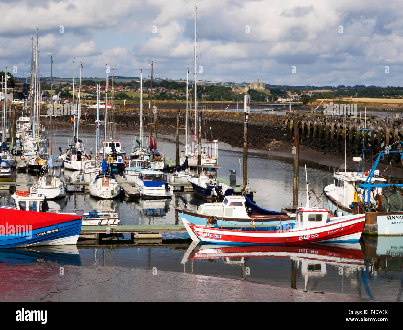 Ampio Marina con il castello di Warkworth nella distanza camminare sul mare Northumberland Inghilterra Foto Stock