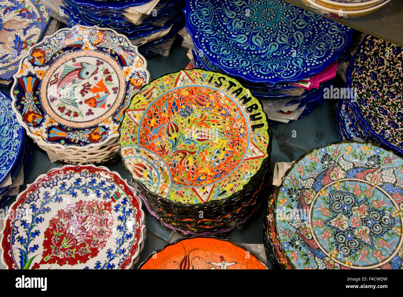 Asia, la Turchia, Istanbul. Il Grand Bazaar (aka Kapalicarsi). Dipinto a mano ceramica piastre di souvenir con colorati disegni ornati. (Formato di grandi dimensioni disponibili). Foto Stock