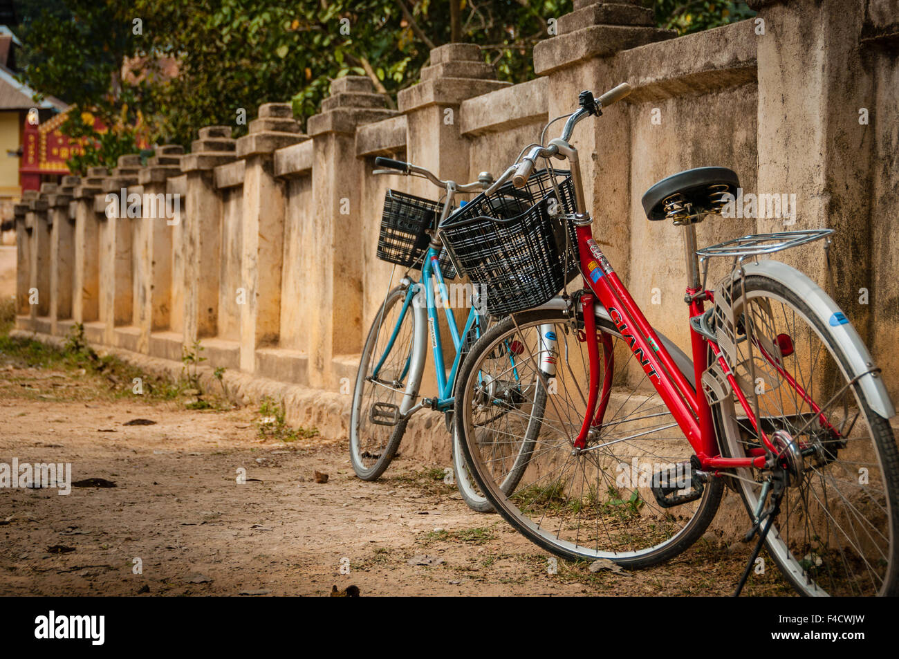 Il rosso e il blu bike in piedi in corrispondenza di una parete in Asia Foto Stock