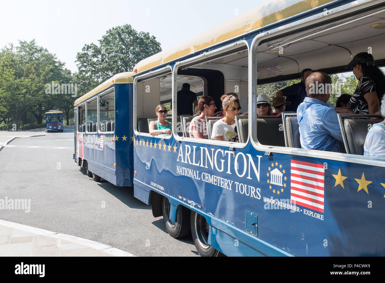 I visitatori in un tour bus presso il Cimitero Nazionale di Arlington,VA Foto Stock