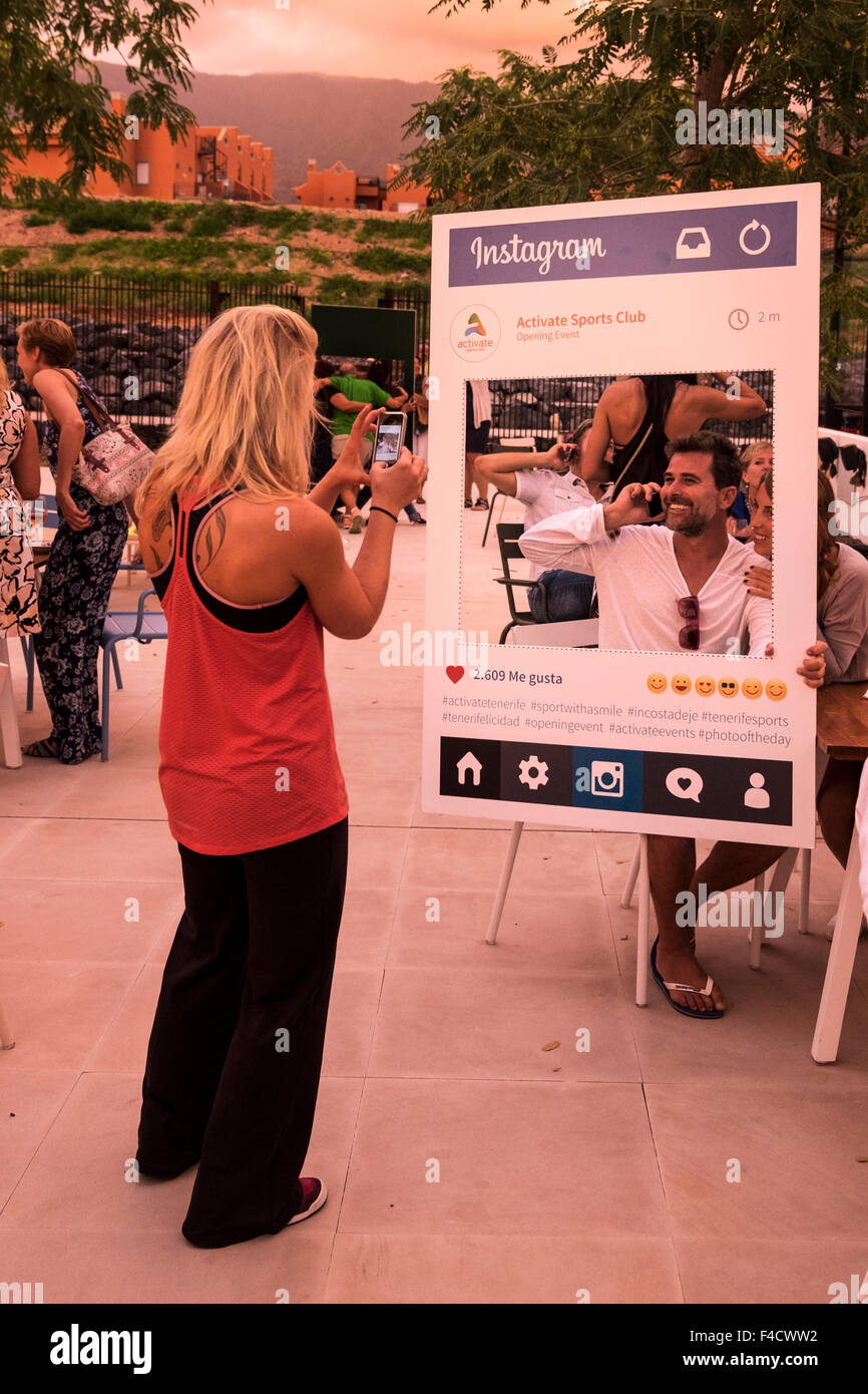 Donna Fotografa un amico attraverso un telaio mimicing la instagram stile di foto. Attivare lo sport club, Tenerife, Canarie Islan Foto Stock