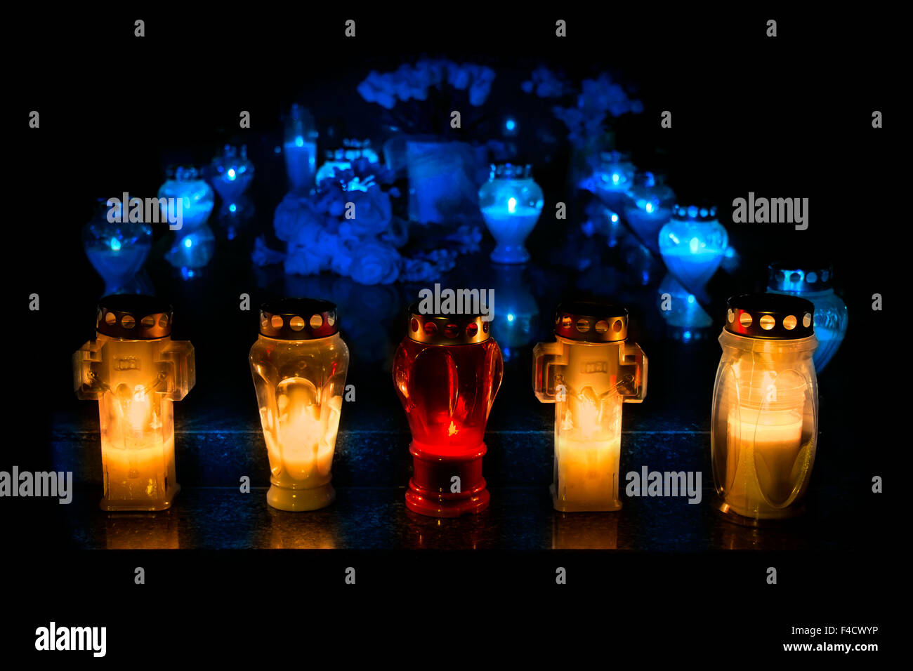 Un sacco di candele accese in un cimitero durante il giorno di Tutti i Santi Foto Stock