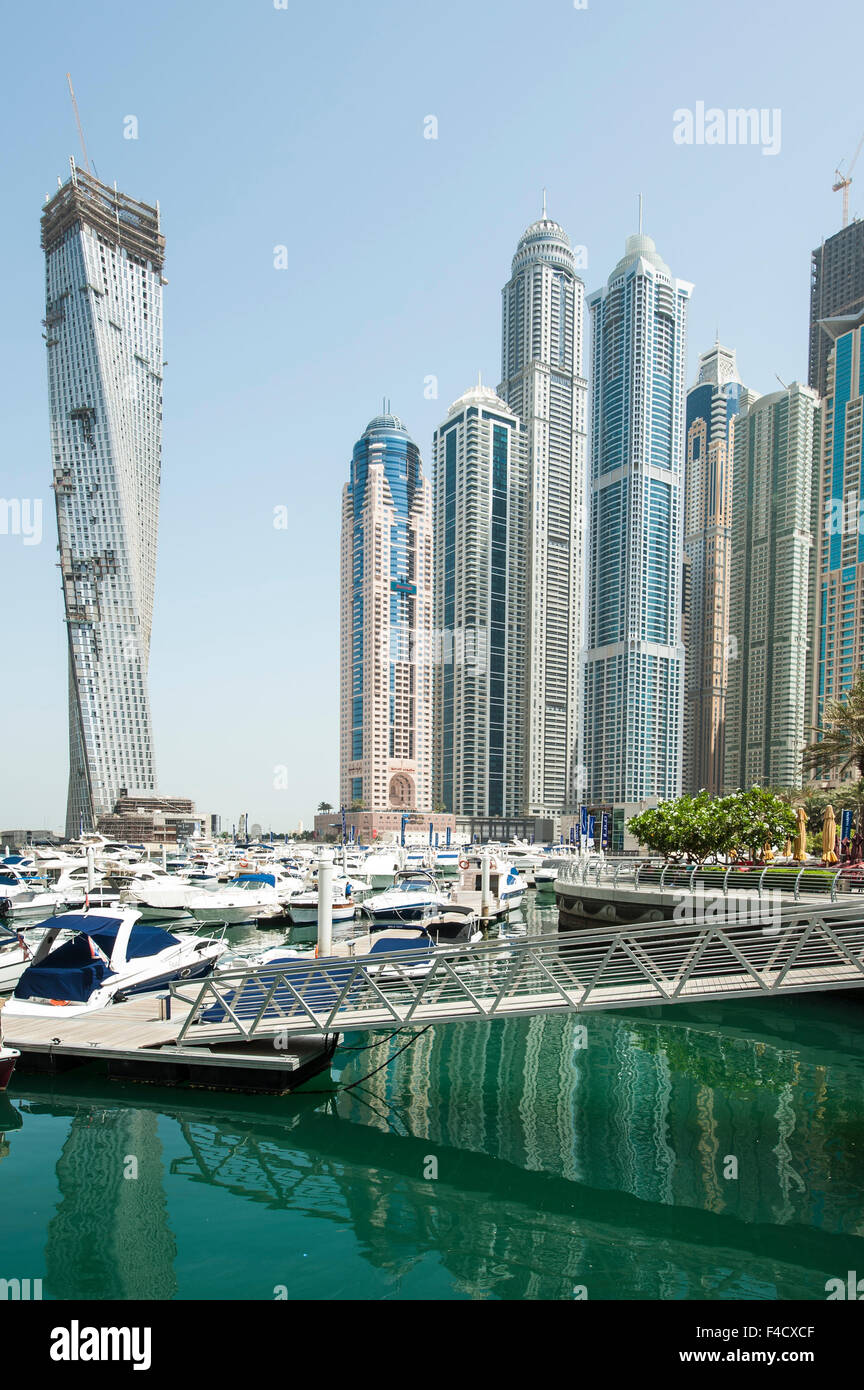 Torre Cayan e altri edifici intorno alla Marina di Dubai, Dubai, Emirati Arabi Uniti. Foto Stock