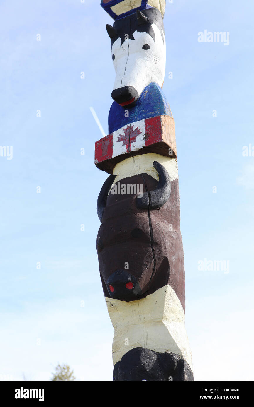 Il totem pole di simbolico North American cultura nativa Foto Stock