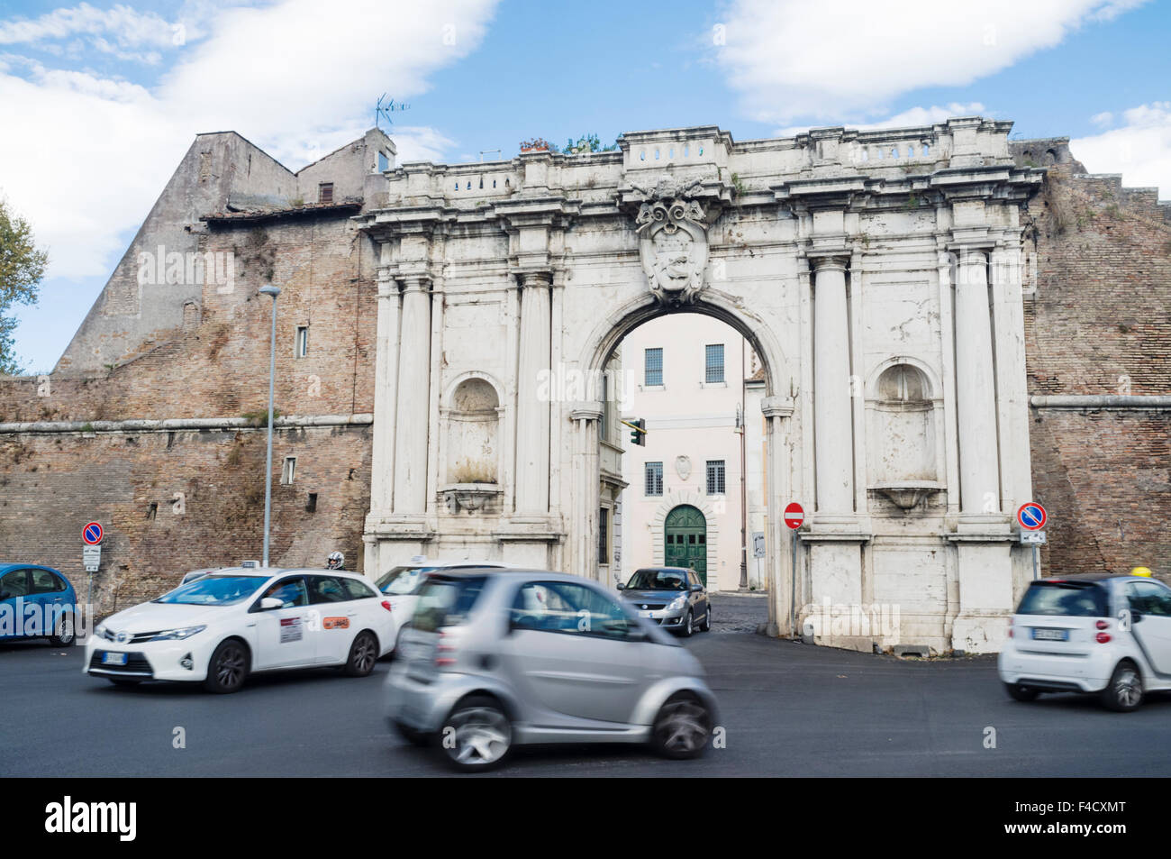 Il traffico attraverso la Porta Portese visto da sud-ovest. Roma, Italia Foto Stock