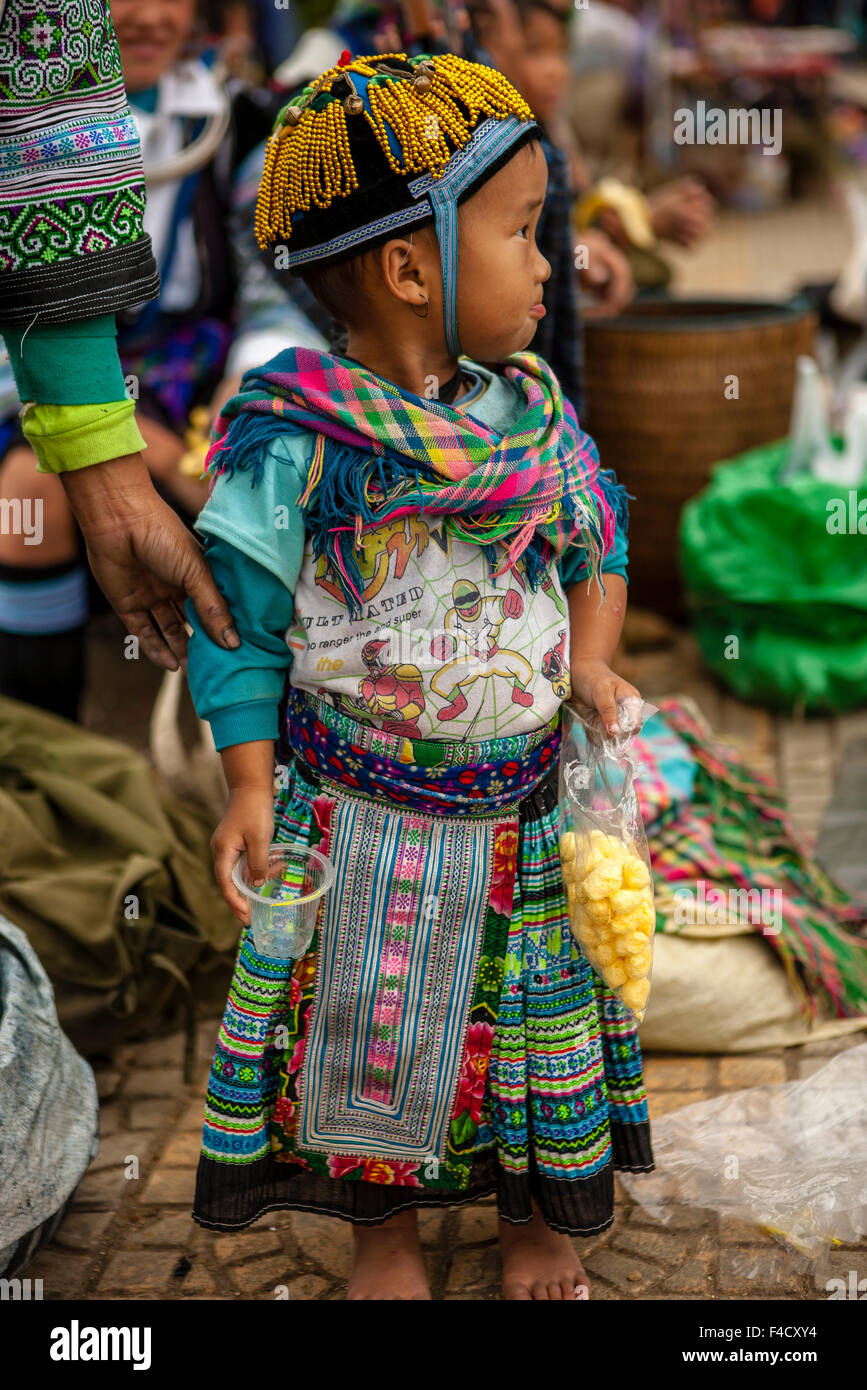 Bambino Hmong in abito tradizionale. Lao Cai Provincia, Regione di Sapa. Il  Vietnam, Indocina, sud-est asiatico. Orient. Asia Foto stock - Alamy