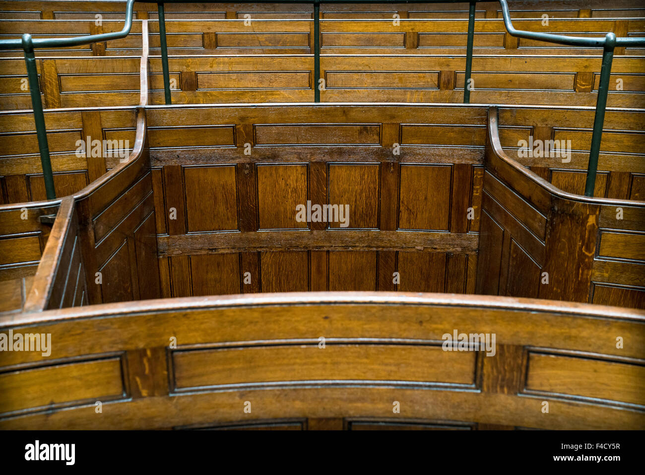 In legno antico courtroom posti a sedere e ingresso per l'accusato in St George's Hall di Liverpool. Foto Stock