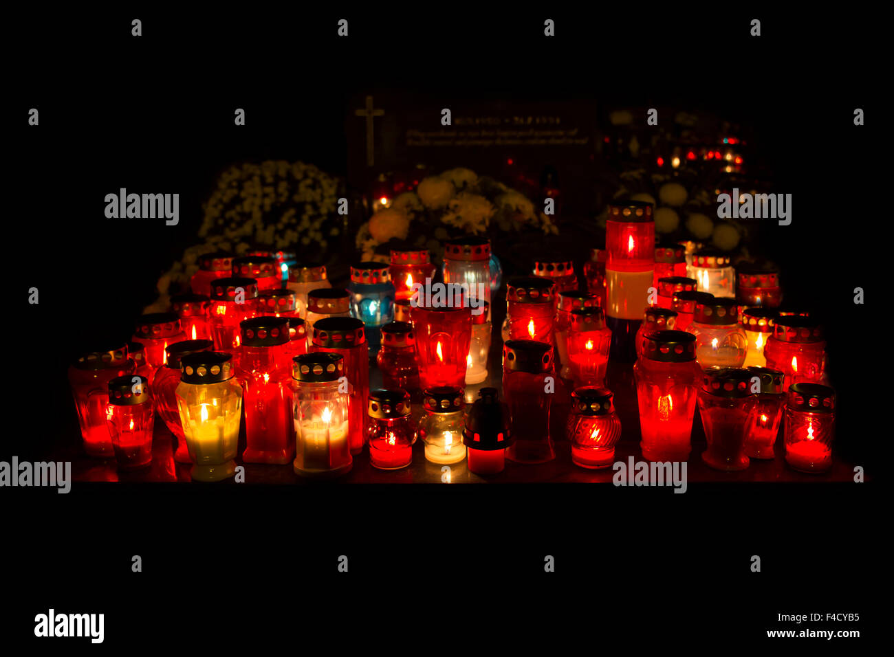 Un sacco di candele accese in un cimitero durante il giorno di Tutti i Santi Foto Stock