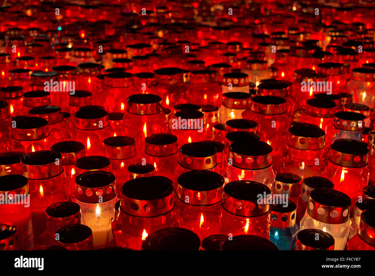 Un sacco di candele accese in un cimitero durante il giorno di Tutti i Santi Foto Stock