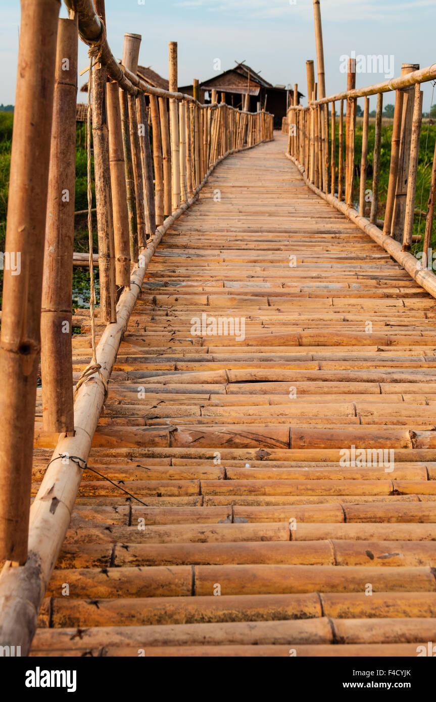 Bamboo marrone bridge al Lago Inle Foto Stock