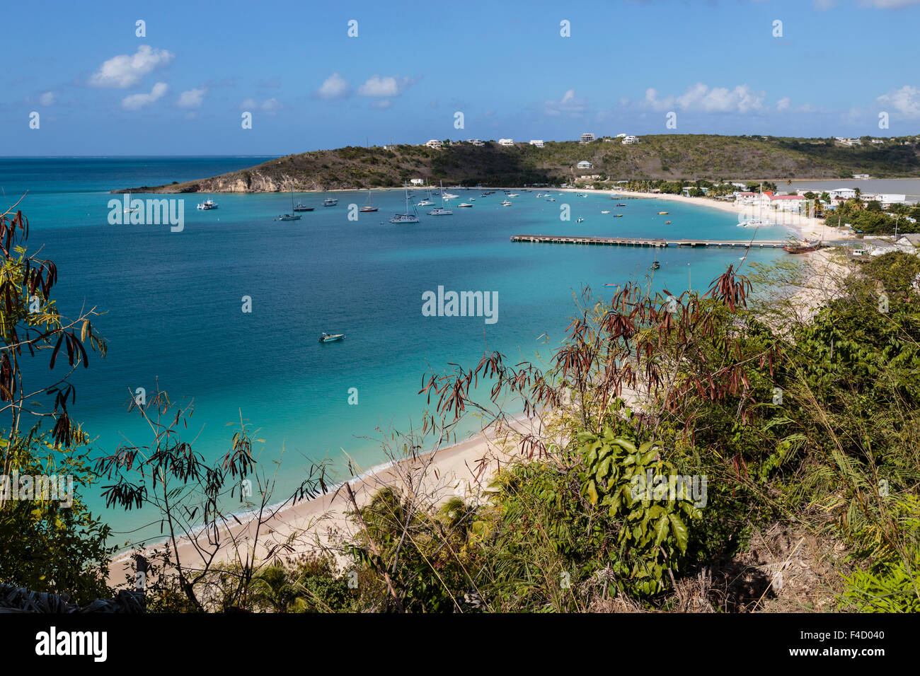 Caraibi, Anguilla. Vista del porto dalla collina. Foto Stock