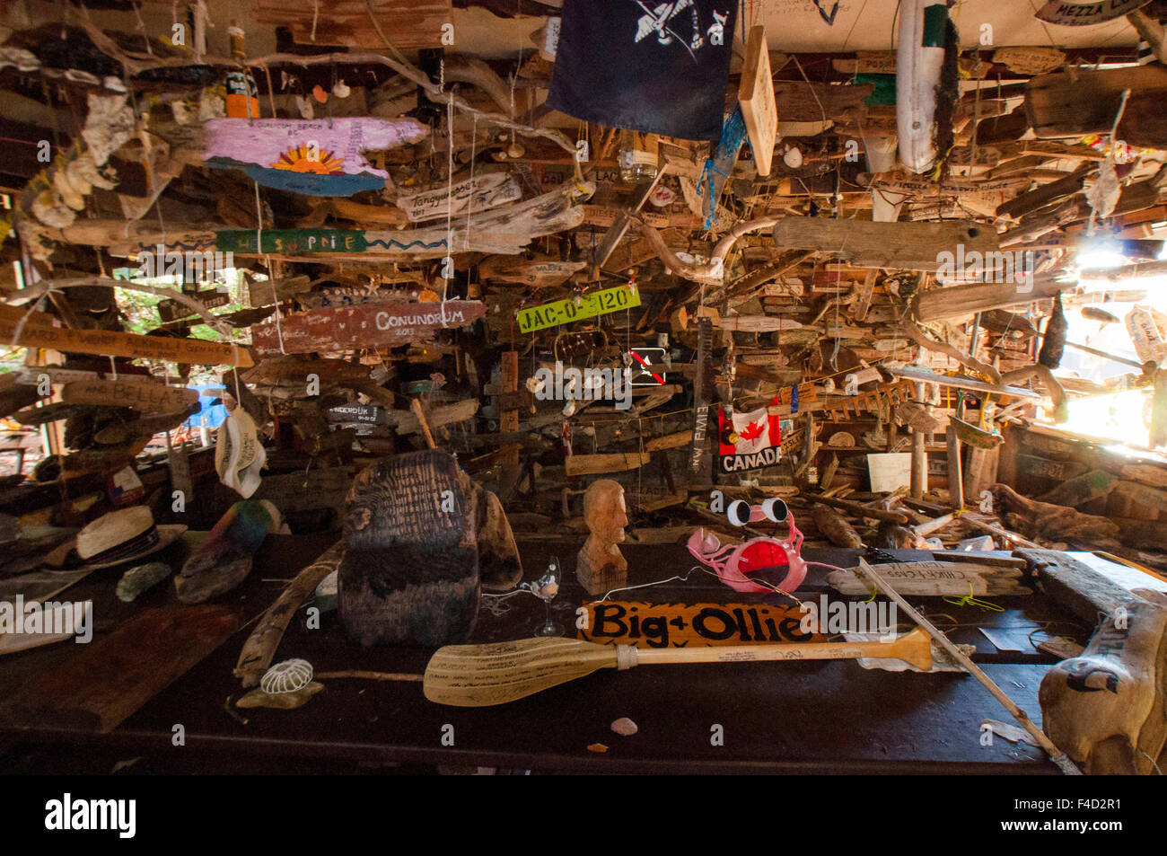 Driftwood cabina migliorato, Wallace Isola, Gulf Islands National Park Riserva, British Columbia, Canada. Foto Stock