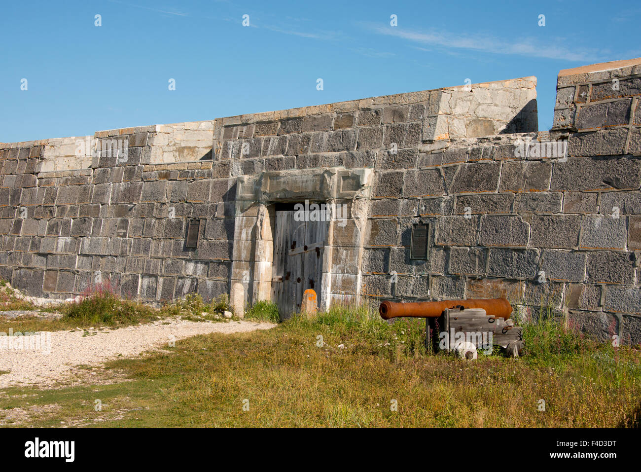 Canada, Manitoba, Churchill, Parchi del Canada. Sito storico nazionale del Canada, il Principe di Galles Fort. Cannone di antiquariato di fronte a fort parete. (Grandi dimensioni formato disponibile) Foto Stock