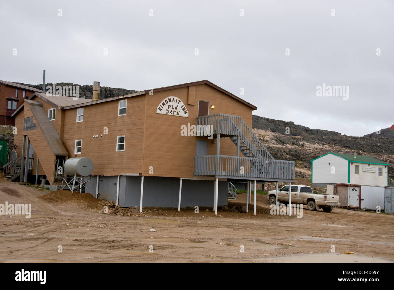 Canada, Nunavut, Qikiqtaaluk, Isola Baffin, Cape Dorset. Capitale di arte Inuit, Kingnait Inn. (Grandi dimensioni formato disponibile) Foto Stock