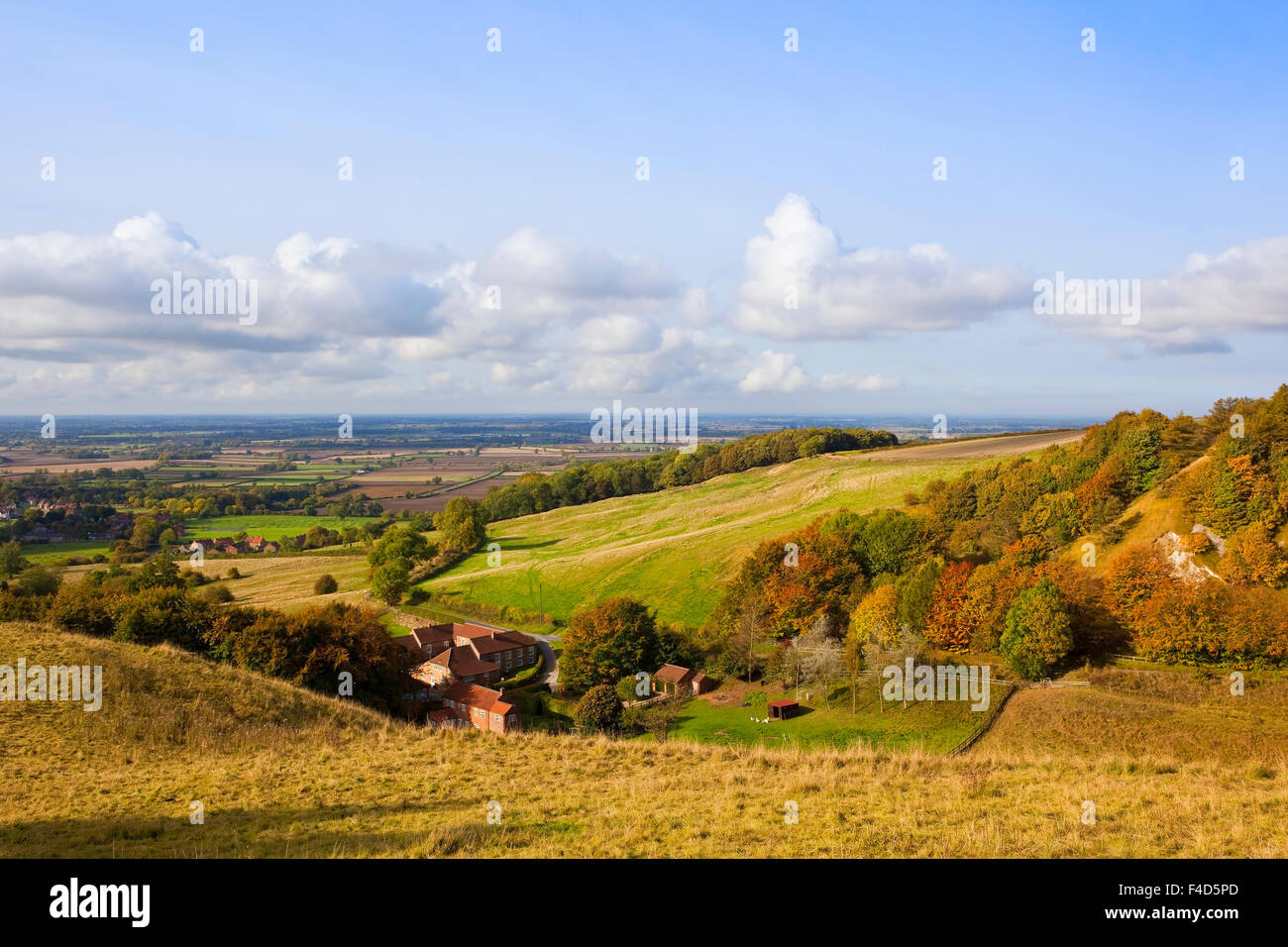 Scenic Thixendale visto dal di sopra che guarda verso la valle di York su una luminosa e soleggiata mattinata di ottobre. Foto Stock
