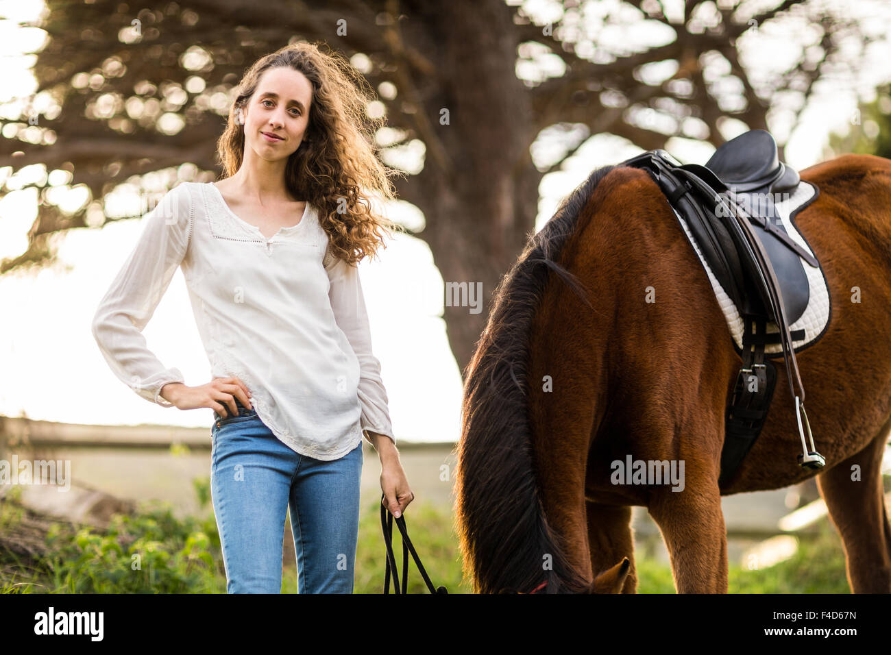 Giovane donna felice con il suo cavallo Foto Stock