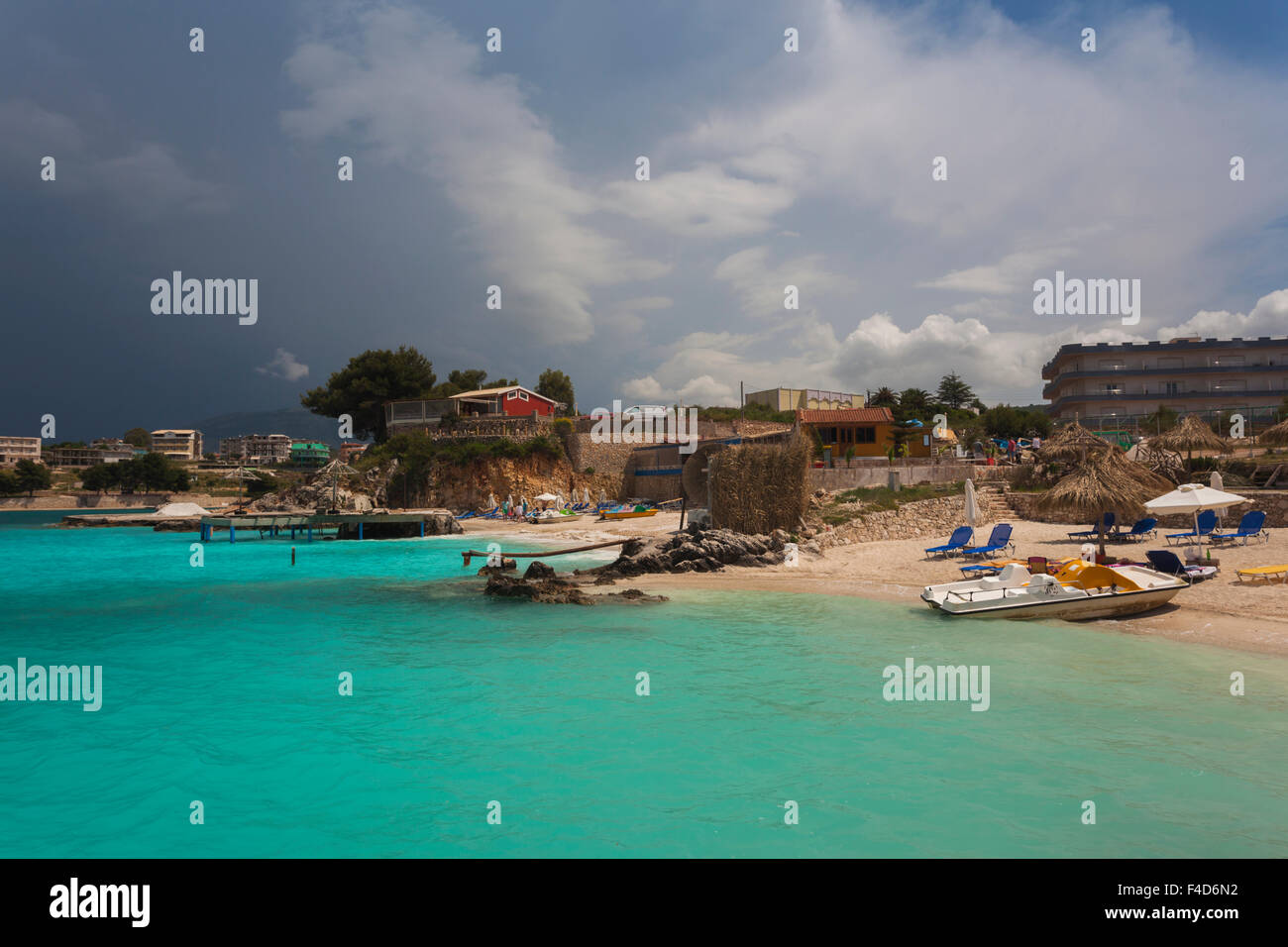 L'Albania, Albanese Riviera, Ksamil, città spiaggia Foto stock - Alamy