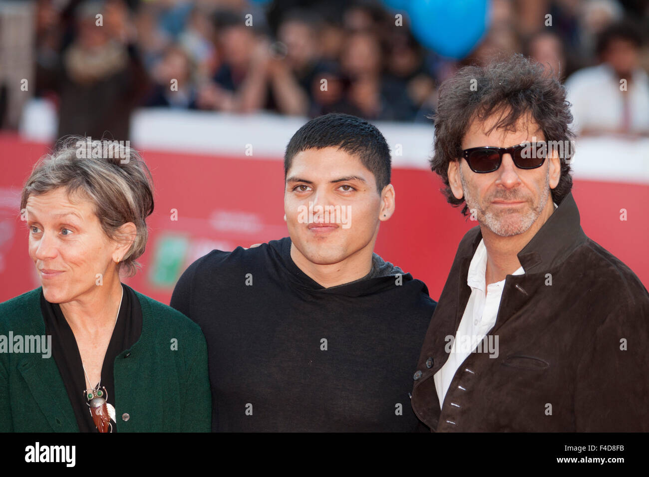 Roma, Italia. 16 ottobre, 2015. Joel Coen sul tappeto rosso con la moglie Frances McDormond e figlio Pedro alla decima festa del cinema di Roma , Roma, Italia, Venerd",16/10/15 Credit: stephen Bisgrove/Alamy Live News Foto Stock