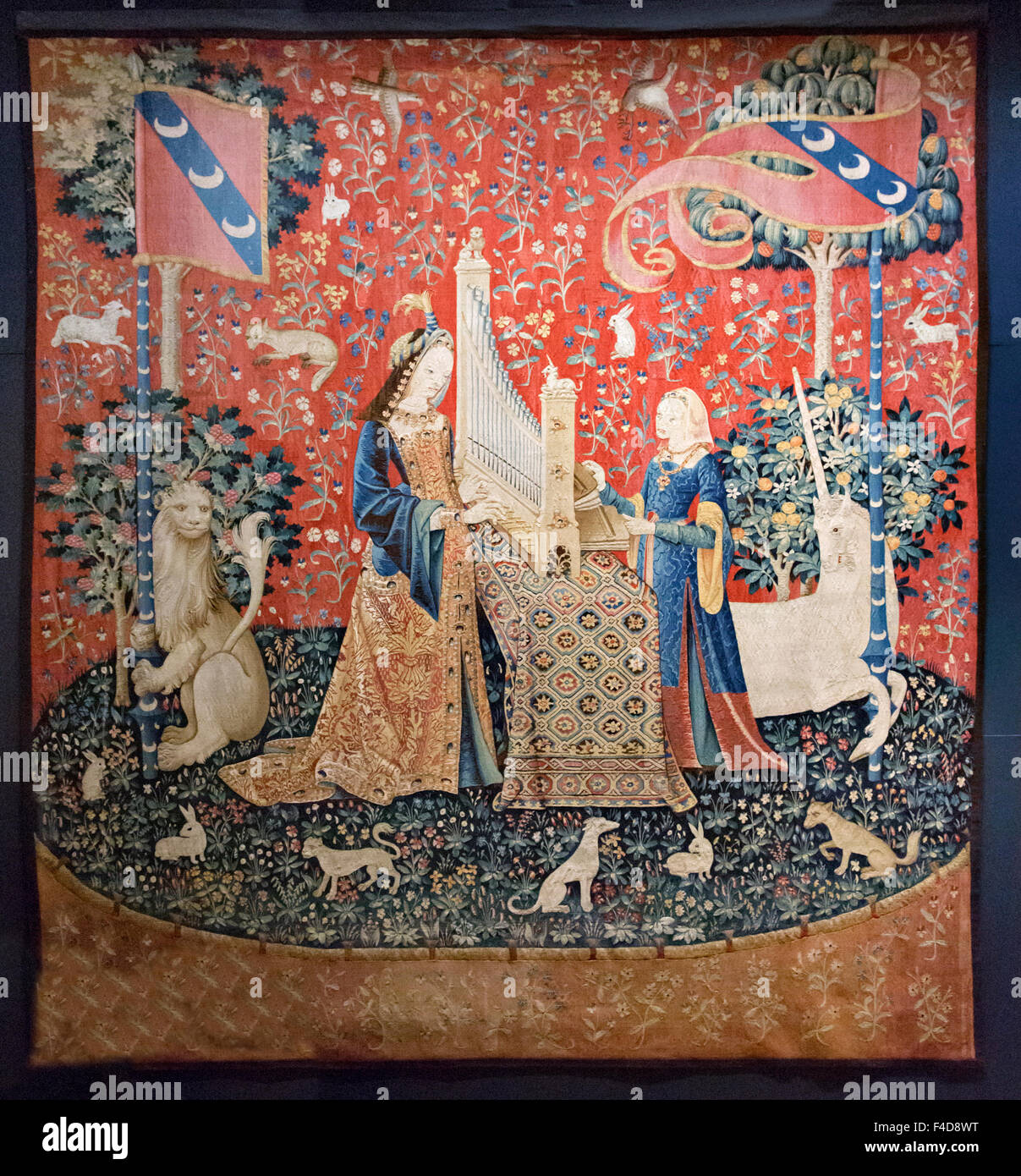 L'Europa, Francia, Parigi. Uno dei sei Lady e la Unicorn arazzi nel museo di Cluny del Medioevo. Essa risale a circa il 1500 CE e riguarda il senso dell'udito. Foto Stock