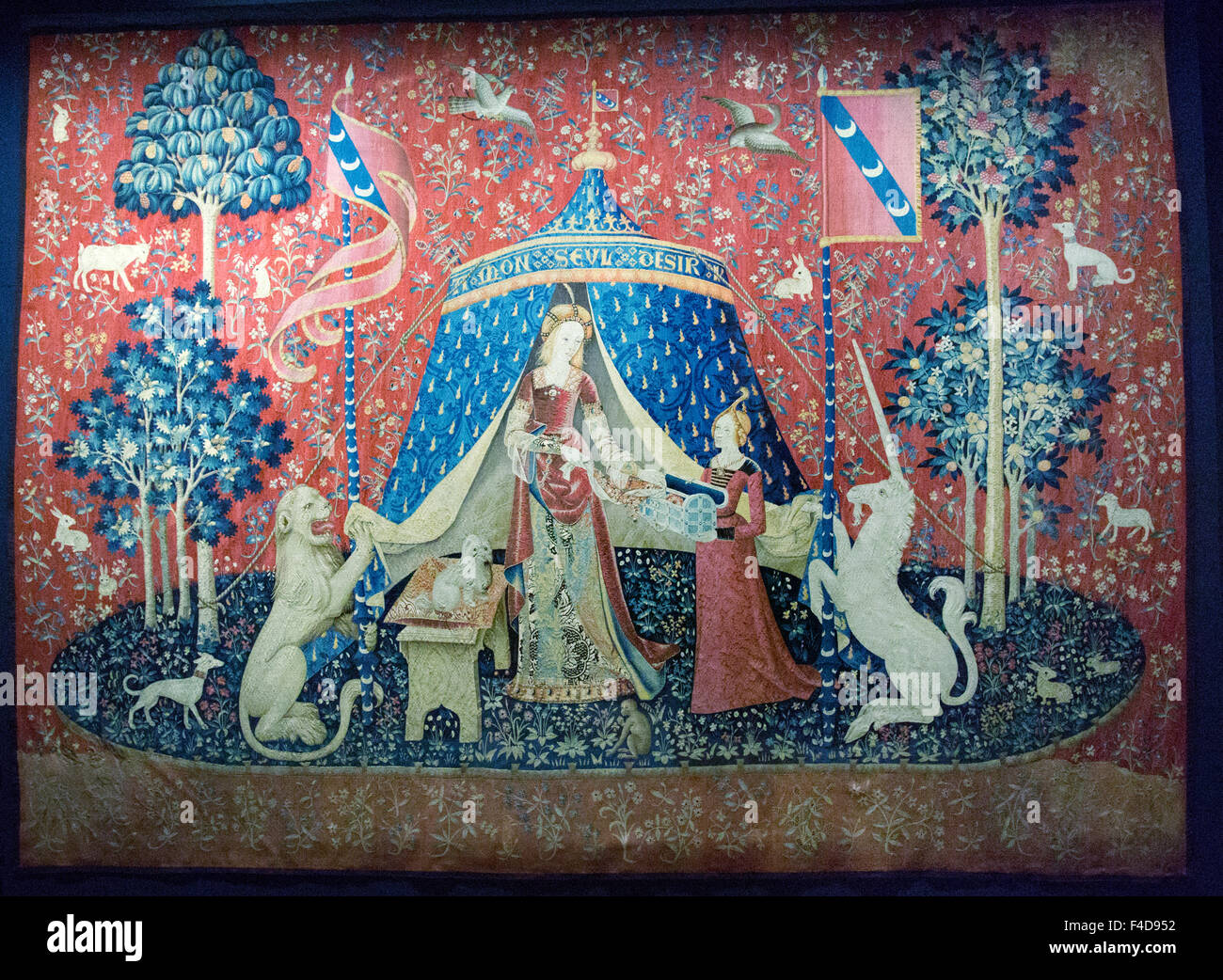 L'Europa, Francia, Parigi. Il numero 6 del sei Lady e la Unicorn arazzi nel museo di Cluny del Medioevo. Essa risale a circa il 1500 CE. Foto Stock