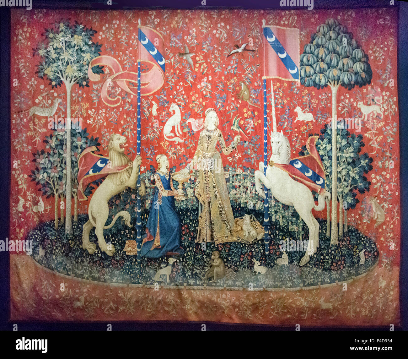 L'Europa, Francia, Parigi. Uno dei sei Lady e la Unicorn arazzi nel museo di Cluny del Medioevo. Essa risale a circa il 1500 CE e riguarda il senso del gusto. Foto Stock