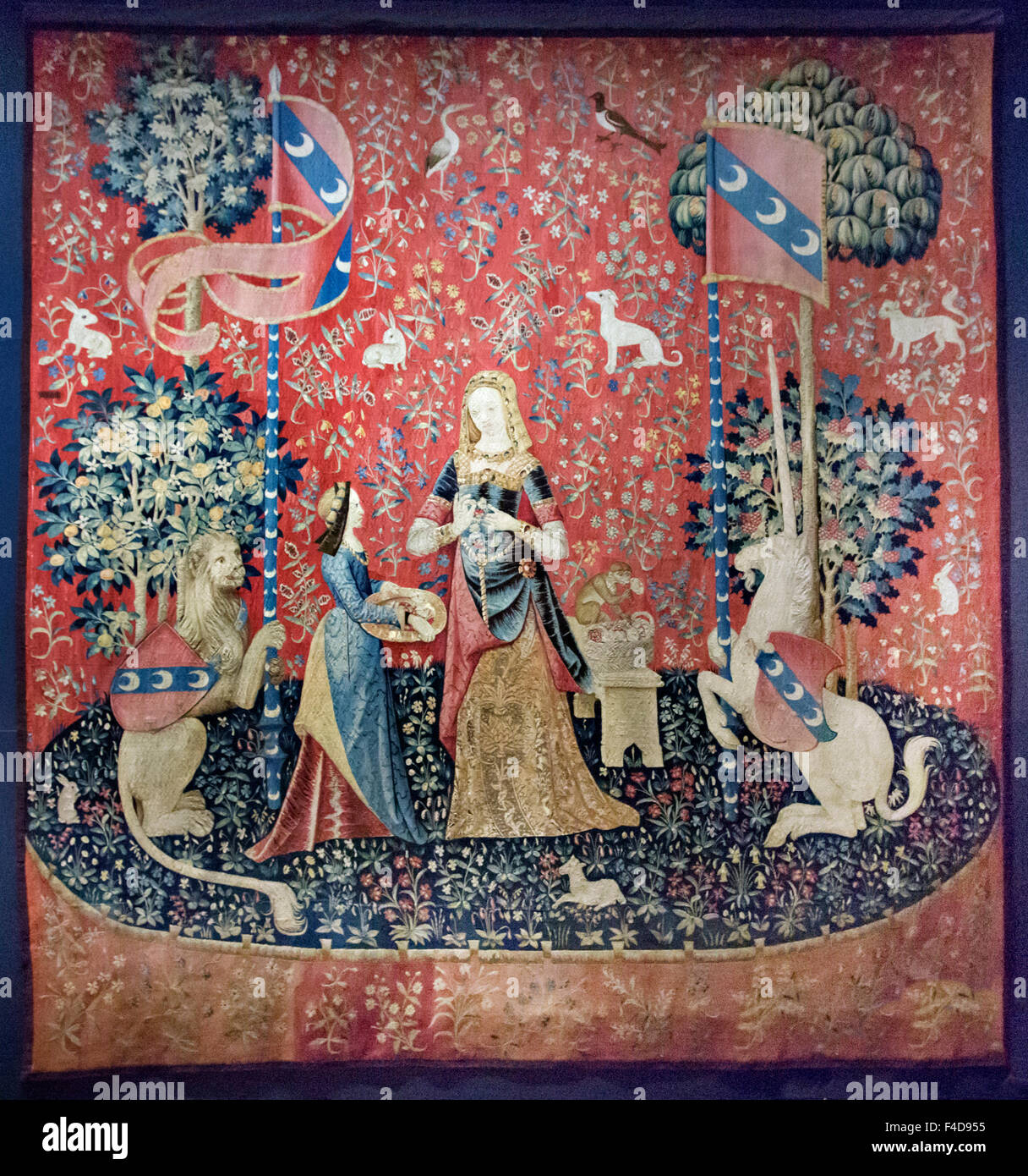 L'Europa, Francia, Parigi. Uno dei sei Lady e la Unicorn arazzi nel museo di Cluny del Medioevo. Essa risale a circa il 1500 CE e riguarda il senso di odore Foto Stock