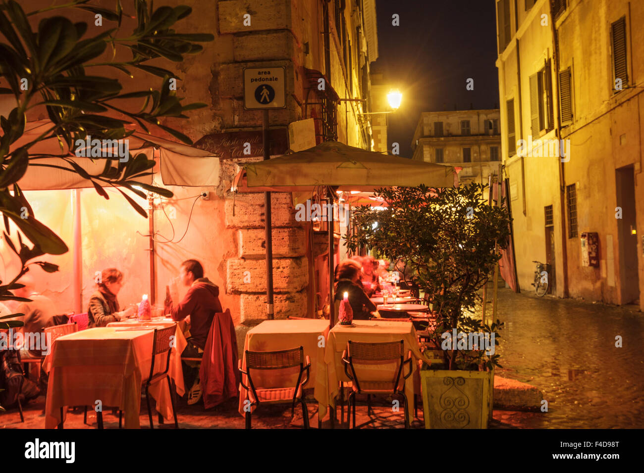 Cene alfresco di notte inTrastevere, Roma, Italia Foto Stock