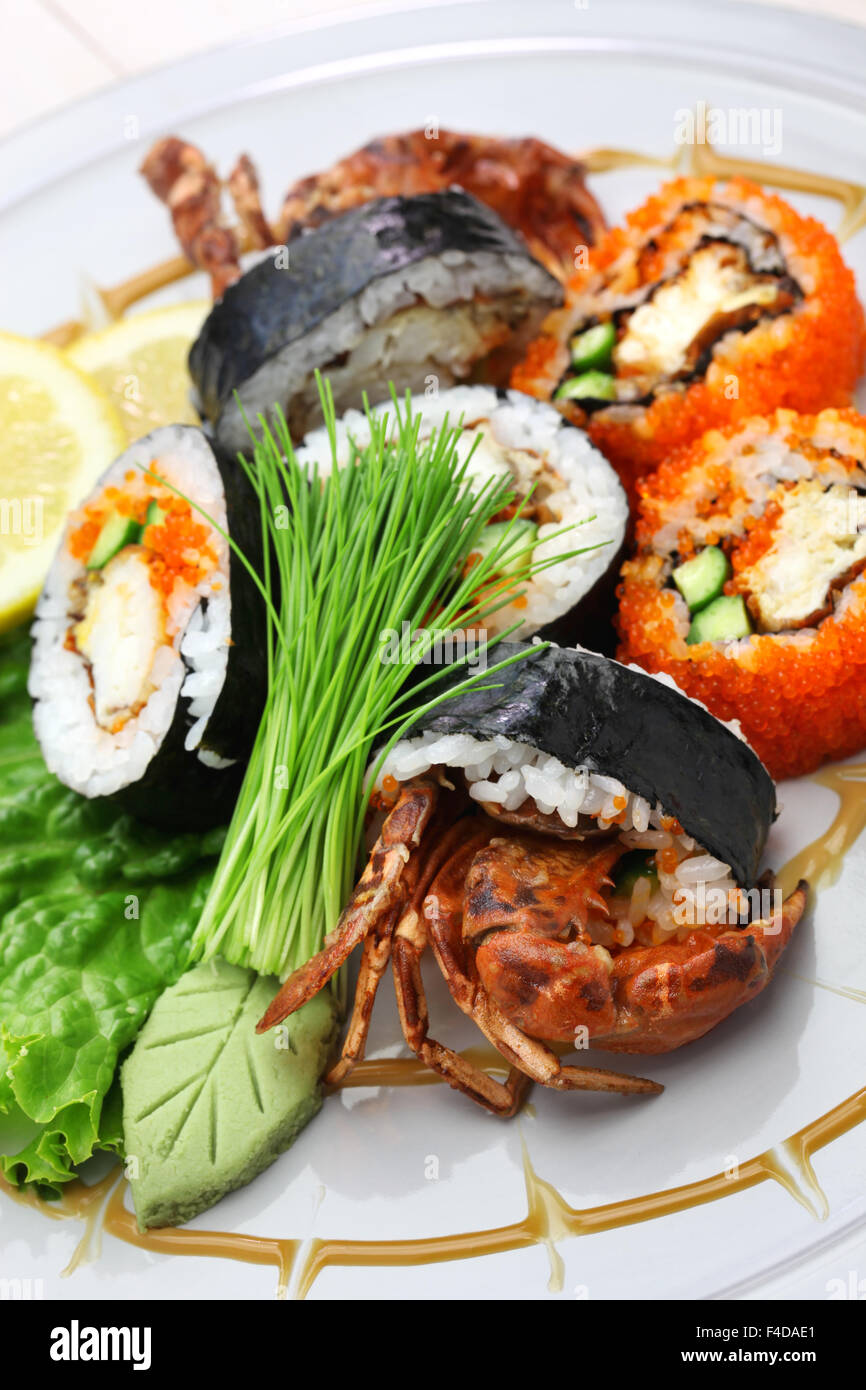 Spider roll, maki sushi fatto di soft shell tempura di granchio e il riso sushi, Halloween party Foto Stock