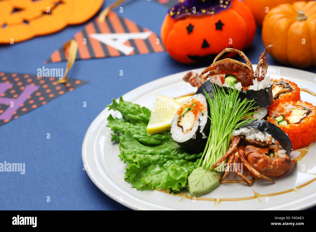 Spider roll, maki sushi fatto di soft shell tempura di granchio e il riso sushi, Halloween party Foto Stock