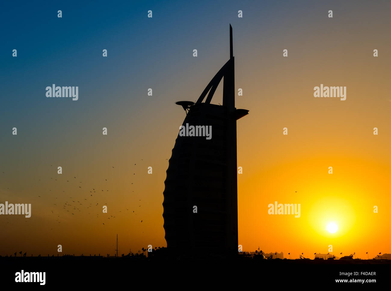 Silhouette di Hotel Burj Al Arab di Dubai, in sunset Foto Stock