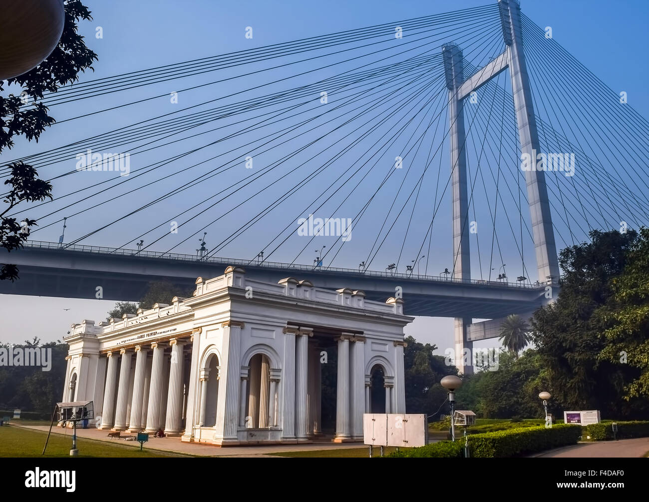 James Prinsep monumento con Vidyasagar Setu ponte in background, Kolkata, India Foto Stock