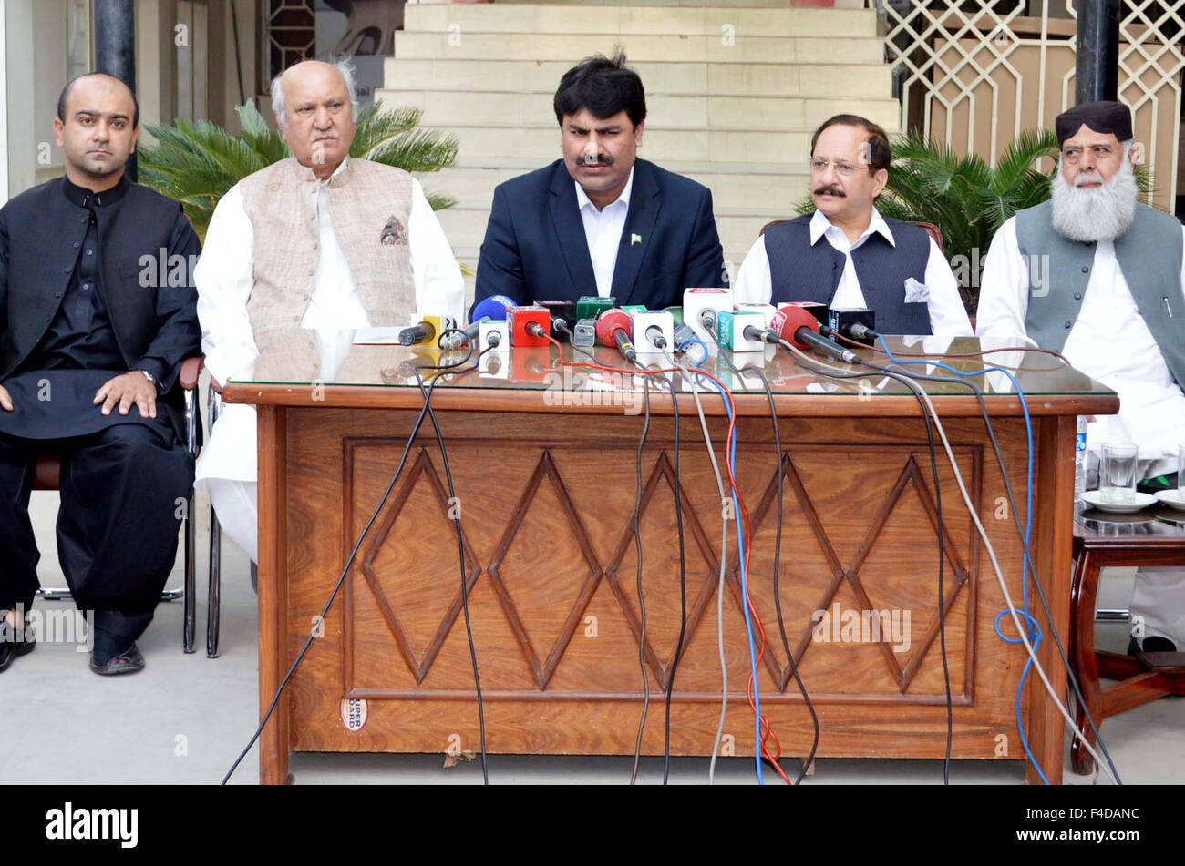 Senior Advisor per legge ombudsman federale Segretario, Hafiz Asan Ahmed indirizzi alla media delle persone durante la conferenza stampa tenutasi a NADRA Ufficio a Quetta su Venerdì, Ottobre 16, 2015. Foto Stock