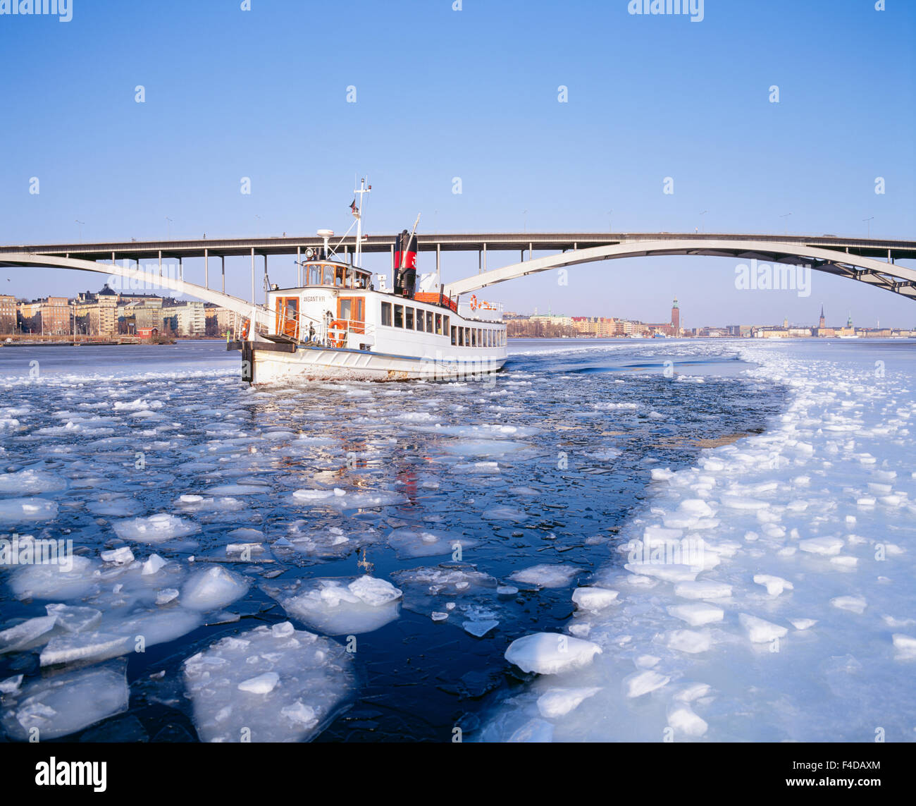 Nave traghetto barca a vela lungo i cristalli di ghiaccio Foto Stock