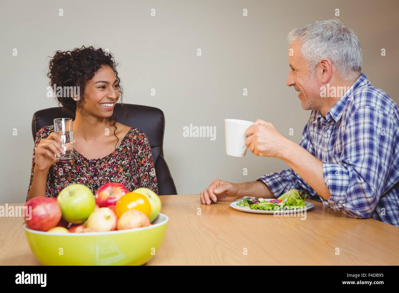 Business persone sorridenti e parlare durante la prima colazione Foto Stock