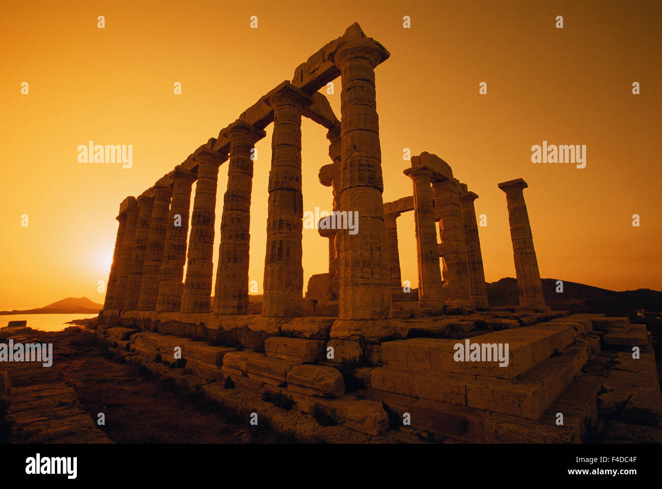 La Grecia, Attica, Capo Sounion, Tempio greco di Poseidon al tramonto. (Grandi dimensioni formato disponibile) Foto Stock