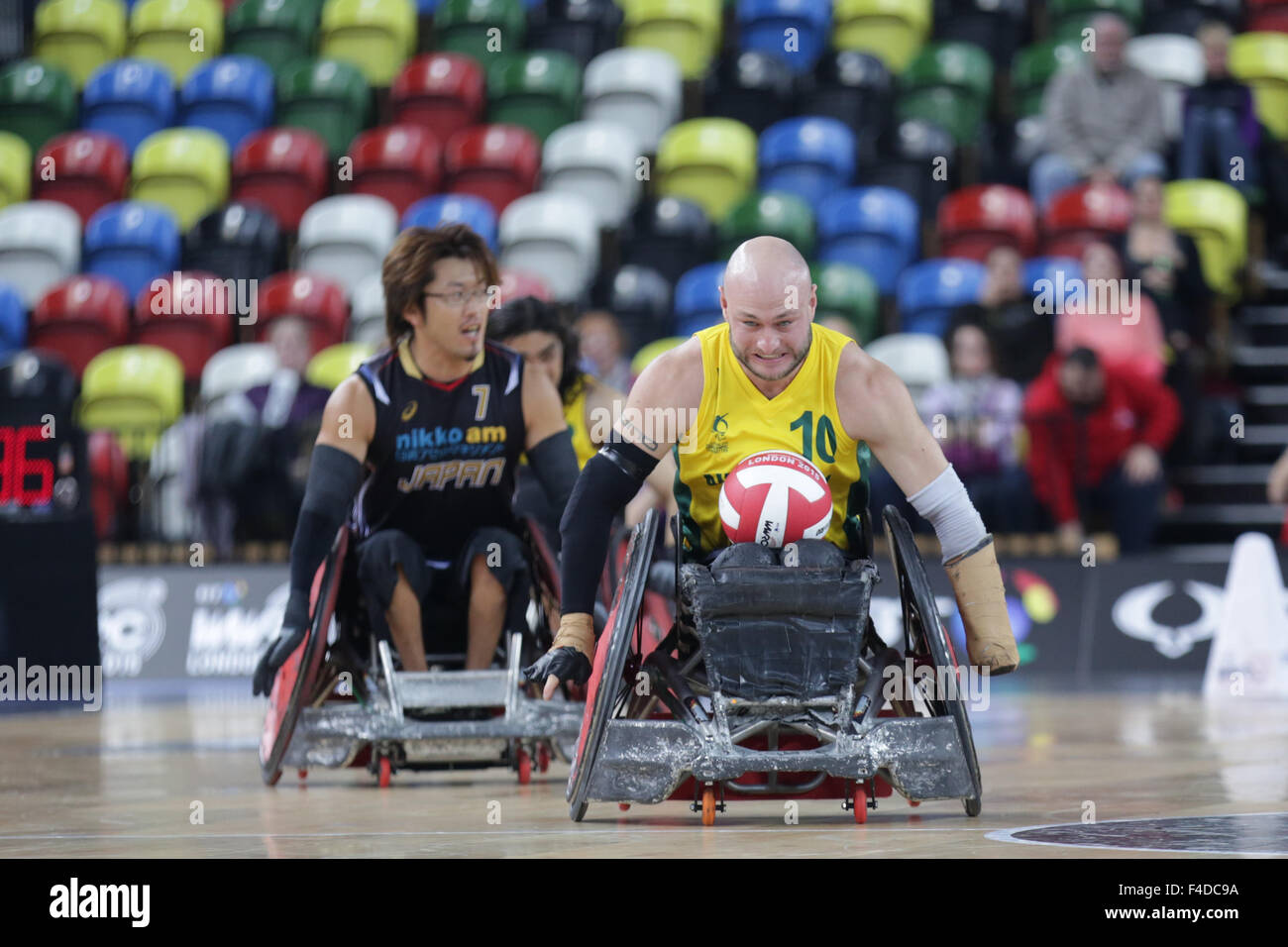 Londra, Regno Unito. 16 ottobre, 2015. Sedia a rotelle mondiale Rugby Challenge Team Aus battere il Giappone 60-55 per vincere la medaglia di bronzo. Copperbox, Olympic Park, Londra, Aus Chris Bond poers avanti con la palla. Regno Unito. 16 ottobre, 2015. copyright carol moiré/Alamy Live News Foto Stock