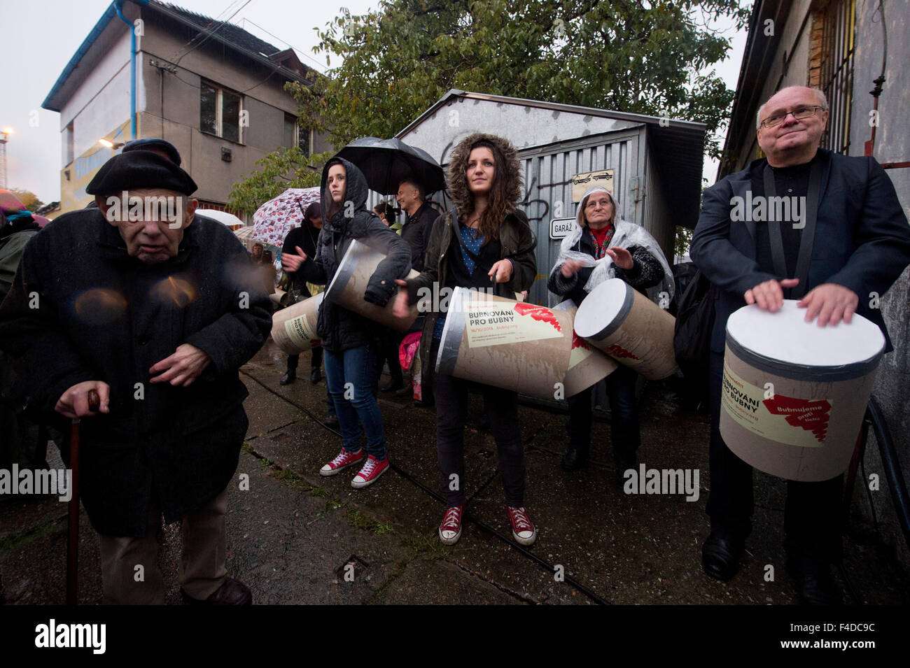 Praga, Repubblica Ceca. Xvi oct, 2015. Centinaia di persone sono tamburi a segnare la 74anniversario della prima Repubblica Ceca gli Ebrei inviati a Nazi nei campi della morte durante la II Guerra Mondiale a Praga, Repubblica ceca, 16 ottobre 2015. I trasporti ha iniziato a ottobre 16, 1941, con il primo dei cinque treni diretti per Lodz in Polonia. Venerdì di evento ha avuto luogo presso la ex Bubny (tamburi) stazione ferroviaria, che viene trasformato in un museo dell Olocausto. Credito: Vit Simanek/CTK foto/Alamy Live News Foto Stock