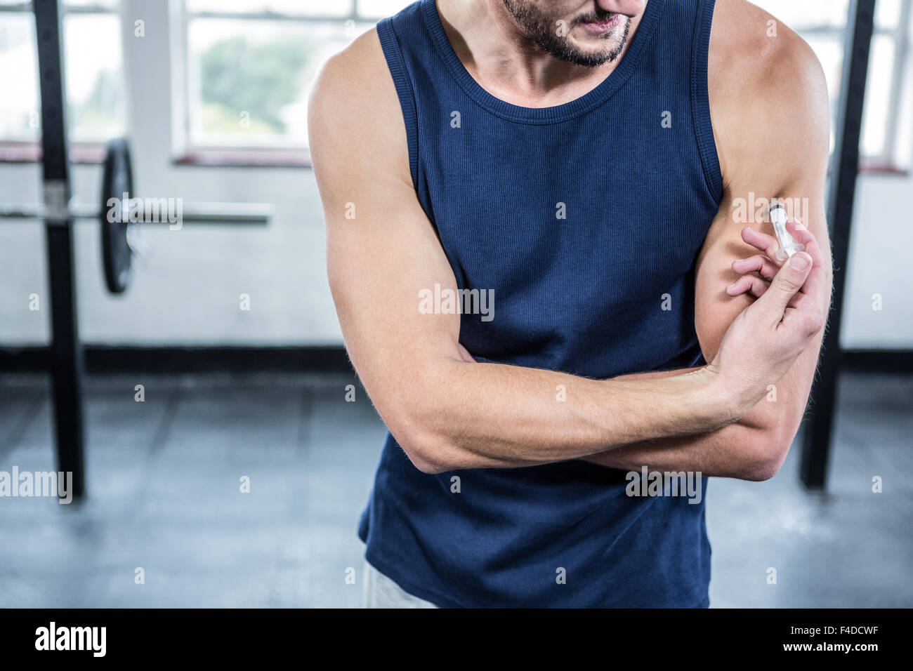 Montare l'uomo l'iniezione di steroidi al braccio Foto Stock
