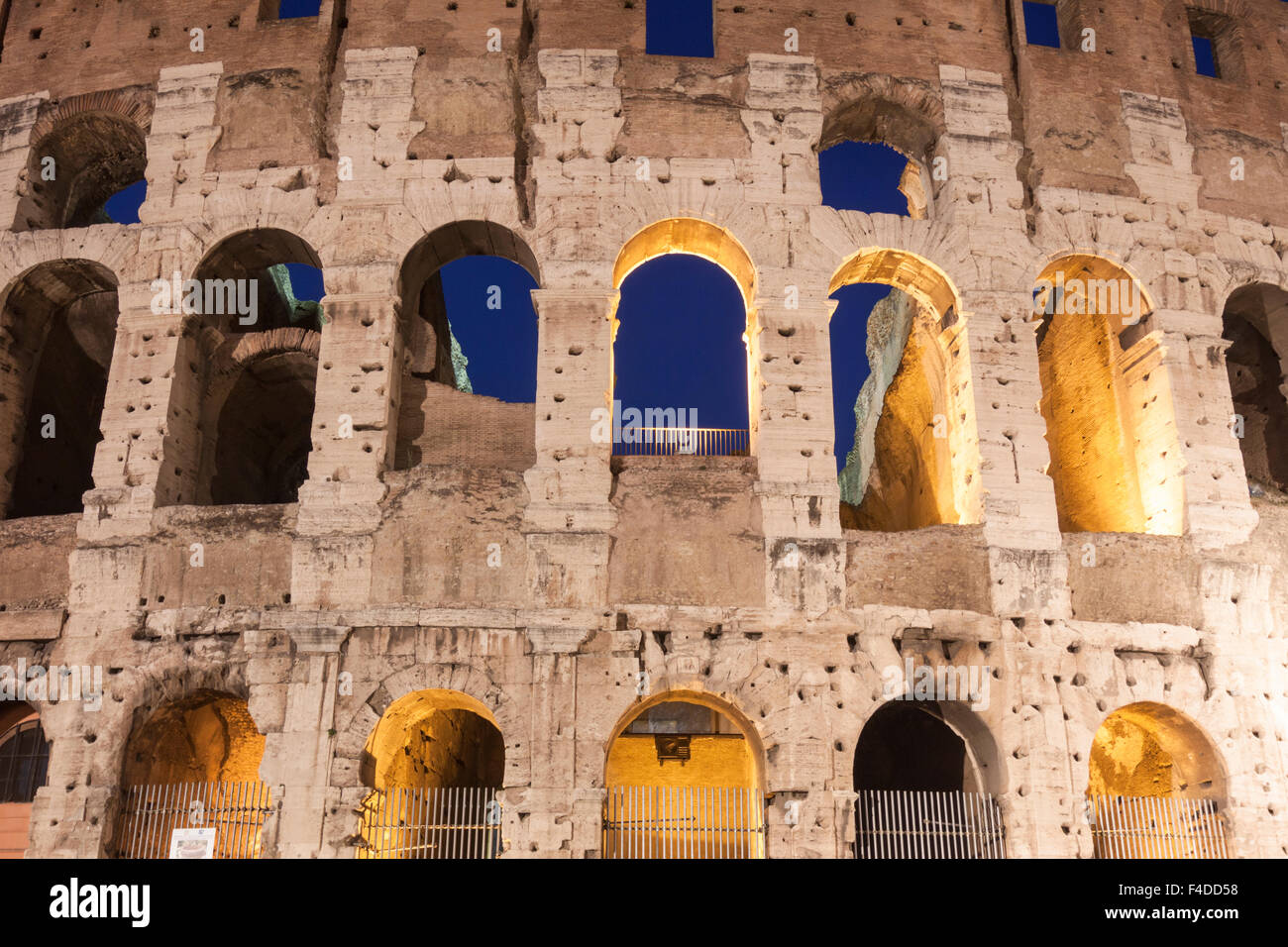 Dettaglio delle arcate illuminato del Colosseo al tramonto. Roma, Italia Foto Stock