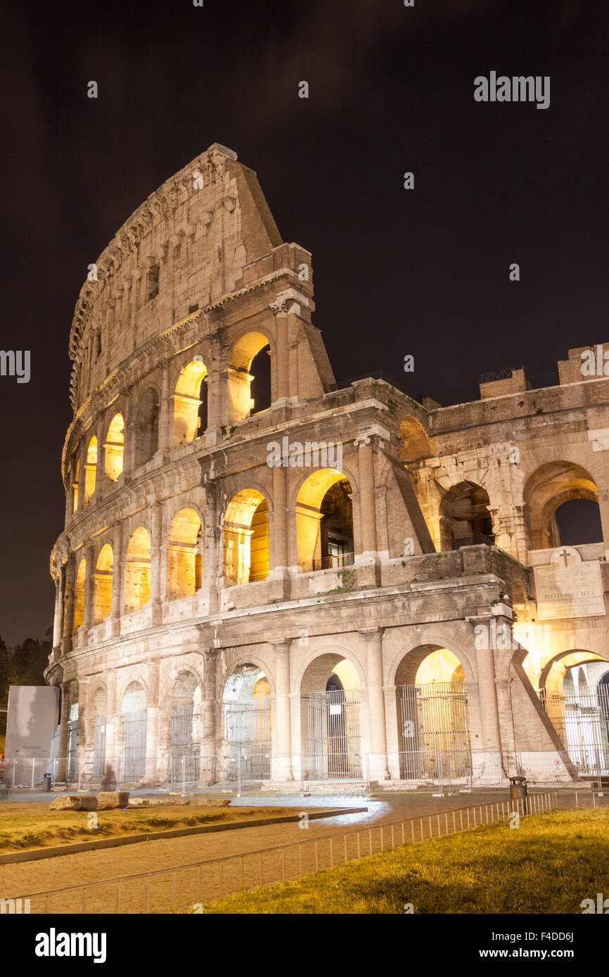 Colosseo di notte. Roma, Italia Foto Stock