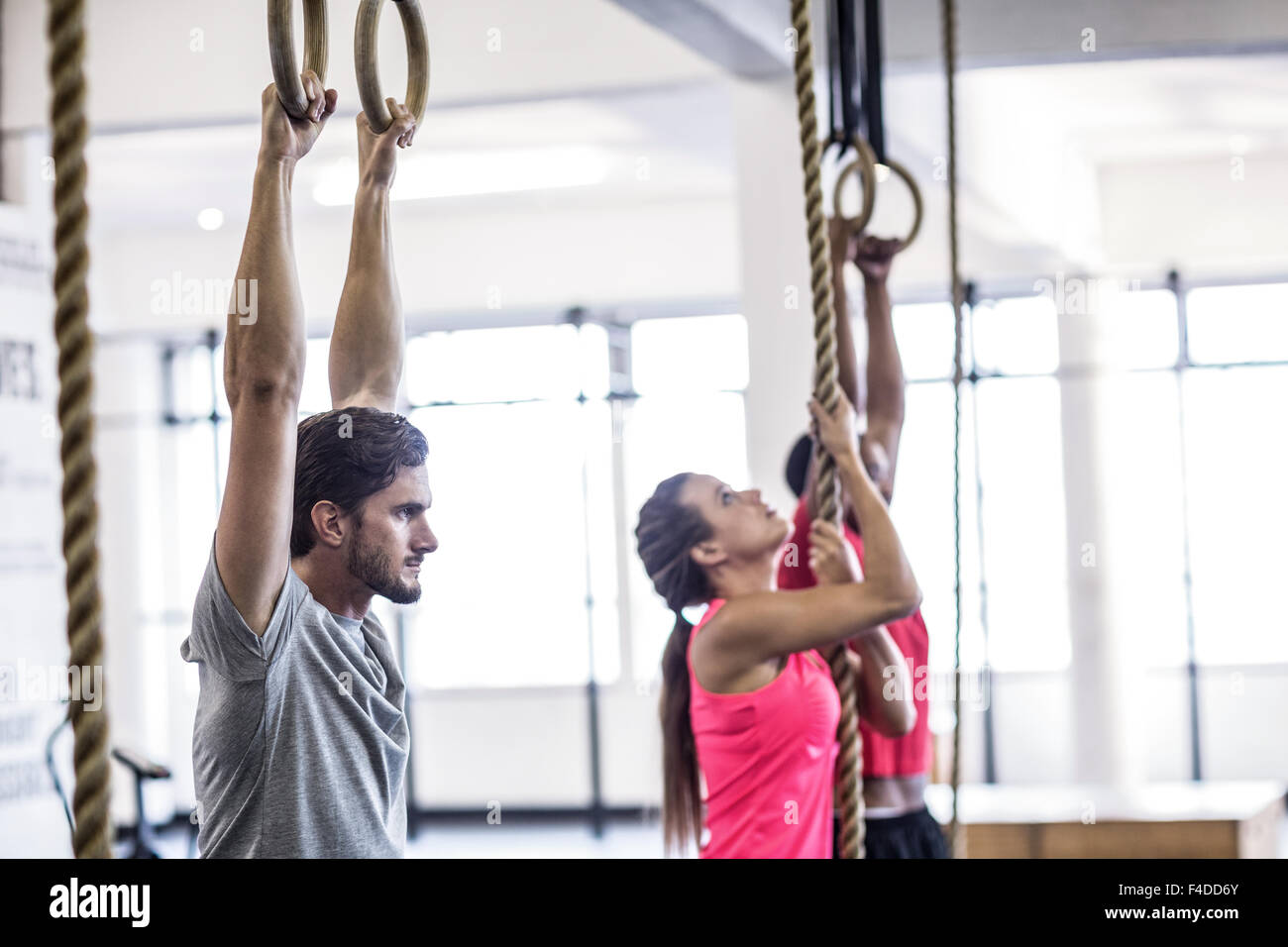 Gli atleti anello facendo ginnastica e arrampicata corda Foto Stock