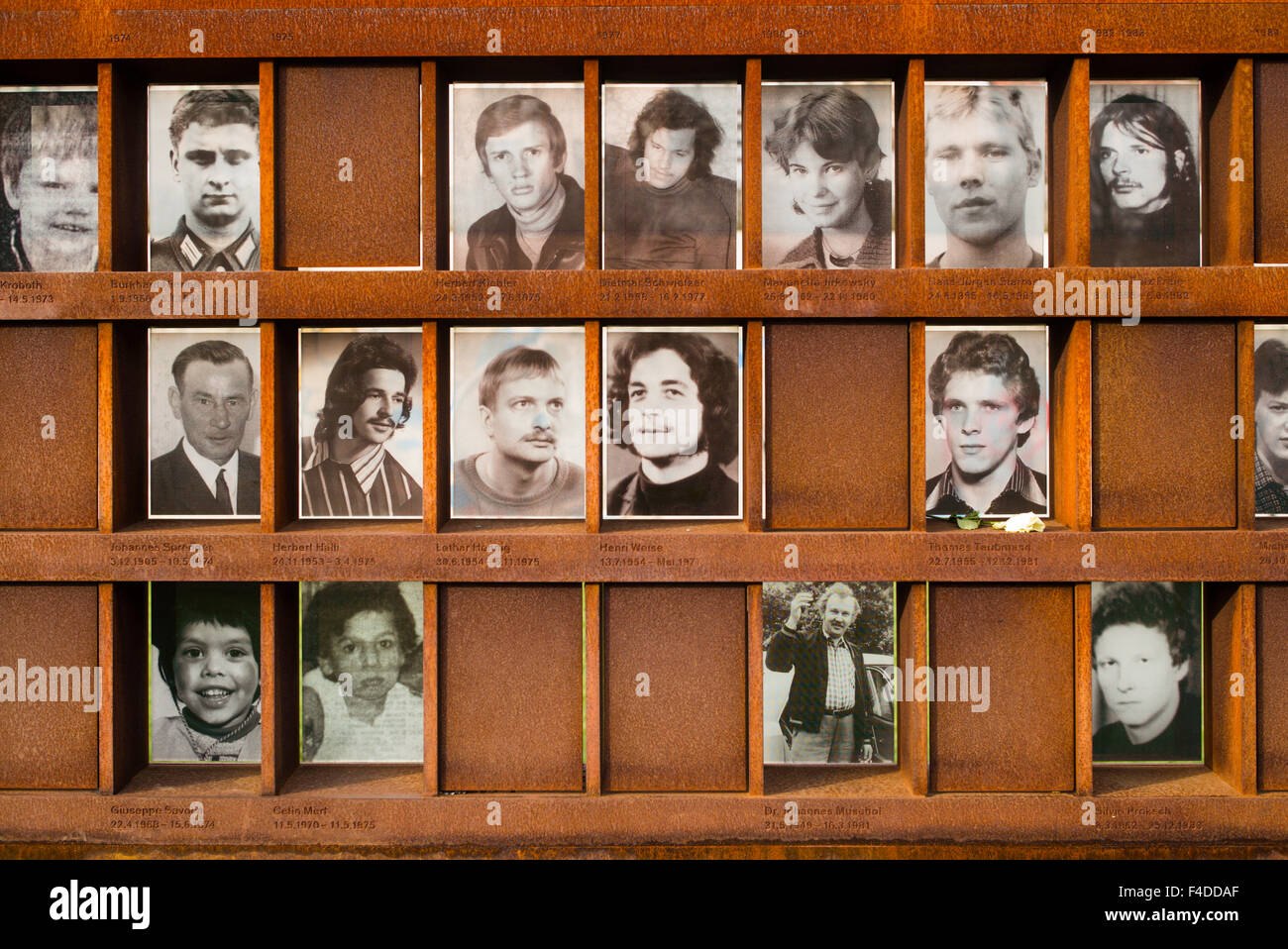 Germania Berlino, Memoriale del Muro di Berlino le foto delle persone uccise da guardie di confine la fuga a Berlino Est Foto Stock