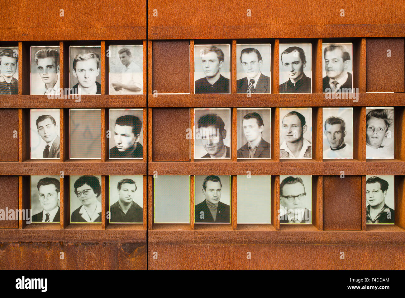Germania Berlino, Memoriale del Muro di Berlino le foto delle persone uccise da guardie di confine la fuga a Berlino Est Foto Stock