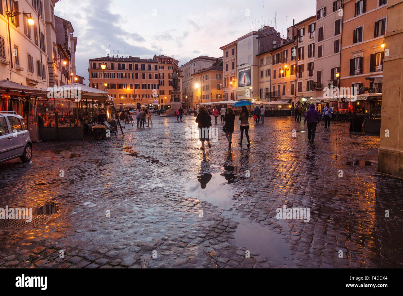 Campo de Fiori square al crepuscolo. Roma, Italia Foto Stock