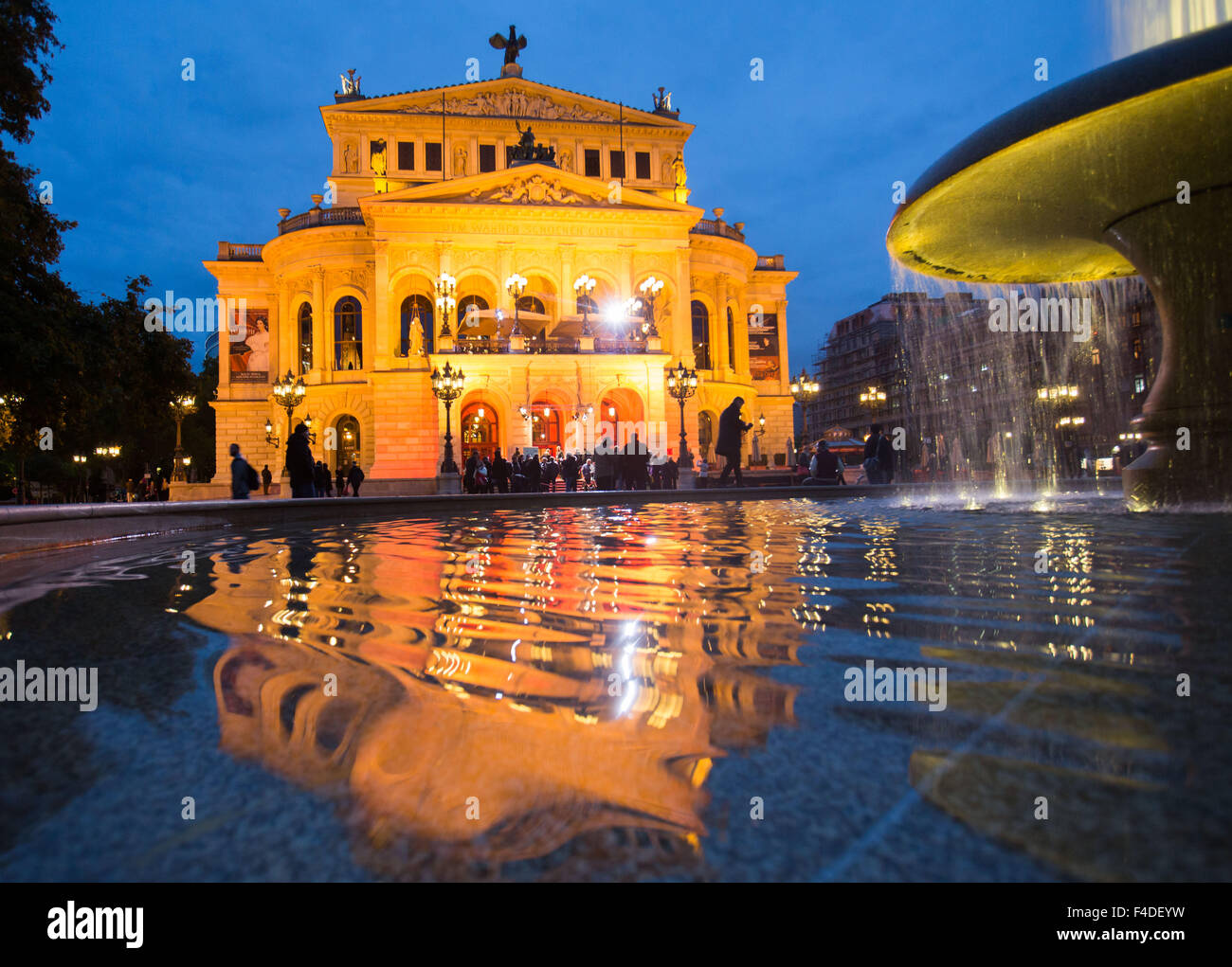 Il festively illuminato Alte Oper (l'Antica Opera) è visto prima dell'inizio dell'Assia il Cinema Premio 2015 a Francoforte sul Meno, Germania, 16 ottobre 2015. Foto: Frank Rumpenhorst/dpa Foto Stock