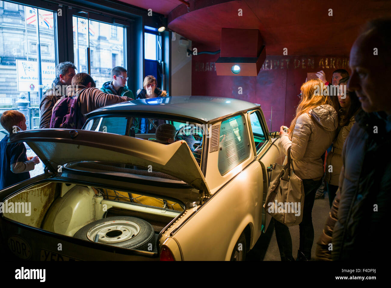 Germania, Berlino, Museum Insel, DDR, il museo di vita in tedesco orientale sotto il regime comunista, Trabant vettura, Der Trabi Foto Stock