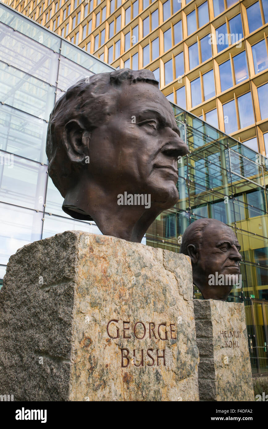 Germania, Berlino Kreuzberg, statue del Presidente degli Stati Uniti George H.W. Bush e il tedesco il primo ministro Helmut Kohl Foto Stock